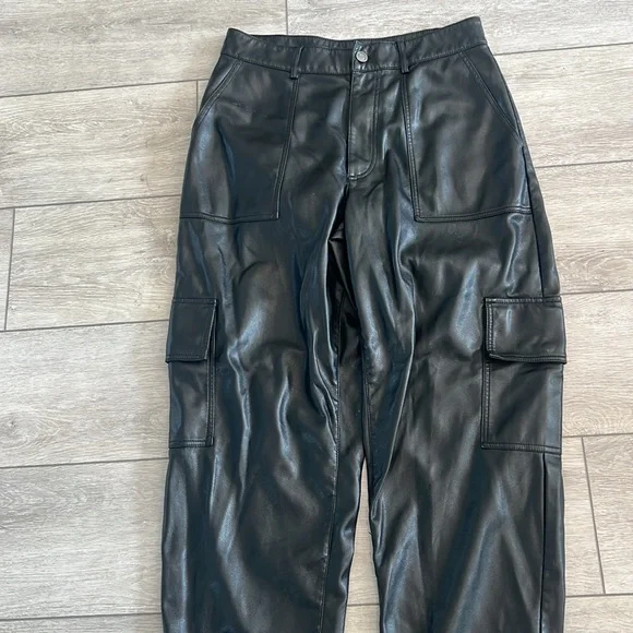 7 for All Mankind Black Faux Leather Cargo Pants size medium - Picture 4 of 10